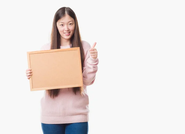 Mladá Číňanka Izolované Pozadí Drží Corkboard Šťastný Velkým Úsměvem Dělá — Stock fotografie