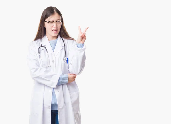 Joven Doctora China Sobre Fondo Aislado Sonriendo Con Cara Feliz —  Fotos de Stock