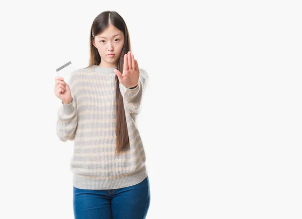 Młoda Chinka Białym Tle Trzymając Kartę Kredytową Otwartej Dłoni Robi — Zdjęcie stockowe