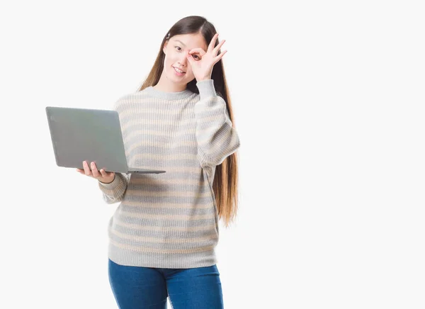 Joven Mujer China Sobre Fondo Aislado Utilizando Computadora Portátil Con —  Fotos de Stock