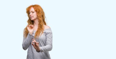 Genç Kızıl saçlı kadın tiksinti ifadesi, memnun ve korkulu tiksinti yüz yapıyorsun çünkü nefret tepki. Elleriyle kaldırdı. Sinir bozucu kavramı.