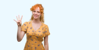 Gösterilen ve parmakları ile işaret genç Kızıl saçlı kadın kendinden emin ve mutlu gülümseyerek süre dört numara.