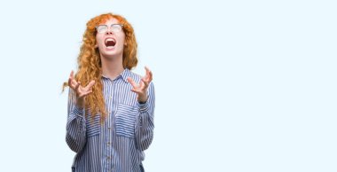 Genç redhead bussines kadın çılgın ve kızgın bağırarak ve agresif ifade ve silah kaldırdı bağırıyordu. Hayal kırıklığı kavramı.