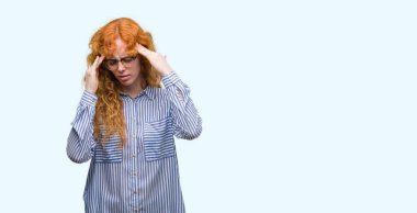 Genç redhead bussines kadın baş baş ağrısı için el ile çünkü stres. Migren muzdarip.