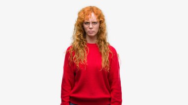 Kırmızı kazaklı şüpheci ve sinir, papatyanın üzgün sorunu nedeniyle giyen genç Kızıl saçlı kadın. Negatif kişi.