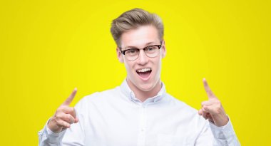 Deli ifade rock simge elle yapıyor ile bağırarak genç yakışıklı sarışın adam. Müzik yıldızı. Ağır kavramı.