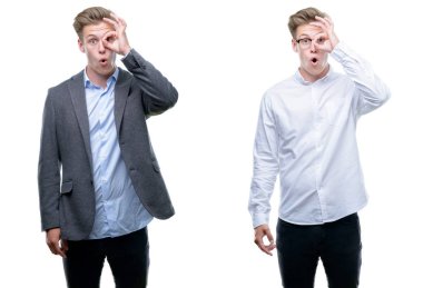 Sürpriz yüz, göz parmaklarının arasından seyir ile ok jest yapıyor farklı kıyafetler giyen genç yakışıklı sarışın iş adamı şok. İmansız ifade.