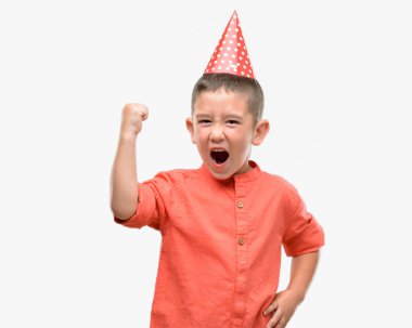 Koyu saçlı küçük çocuk giyen Doğum rahatsız ve hayal kırıklığı ile öfke, çılgın ve yükseltilmiş eliyle diye bağıran öfke kavramı bağırarak kap