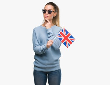 İngiltere bayrak hakkında soru, çok düşünme ciddi bir yüz tutan güzel genç kadın fikir karışık