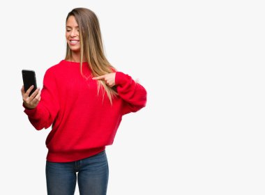 Güzel genç kadın kendine sürpriz yüz işaret parmağı ile Smartphone kullanarak