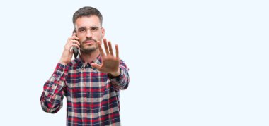 Genç yenilikçi yetişkin adam açık eliyle dur işareti ile ciddi ve kendine güvenen ifade, savunma jest yapıyor Evet