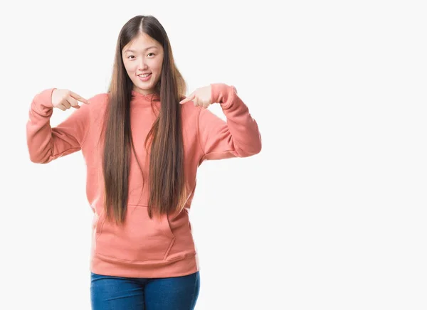 Mladá Číňanka Nad Samostatný Pozadí Nošení Sportovní Sweathshirt Sebevědomým Úsměvem — Stock fotografie
