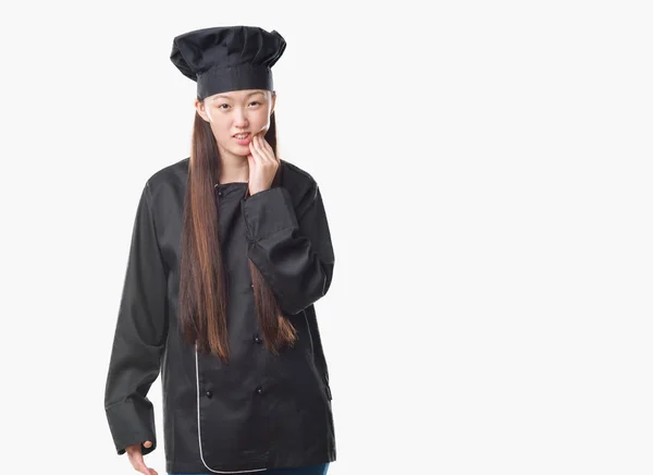 Mulher Chinesa Jovem Sobre Fundo Isolado Vestindo Uniforme Chef Tocando — Fotografia de Stock
