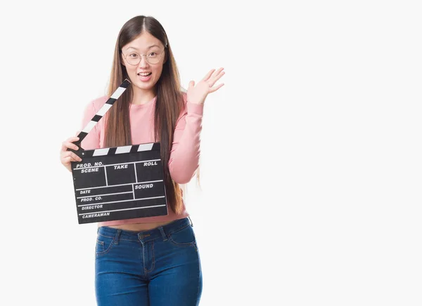 Giovane Donna Cinese Sfondo Isolato Tenendo Applauso Molto Felice Eccitato — Foto Stock