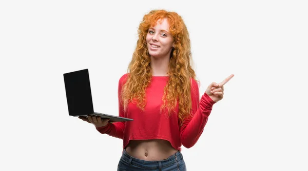 Νέοι Κοκκινομάλλα Γυναίκα Χρησιμοποιώντας Υπολογιστή Laptop Πολύ Χαρούμενος Δείχνοντας Χέρι — Φωτογραφία Αρχείου