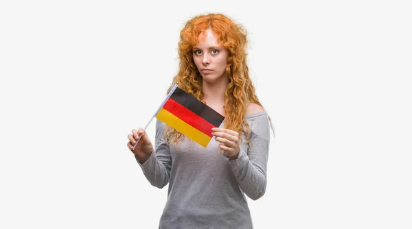 Молодая Рыжая Женщина Флагом Германии Уверенным Выражением Умном Лице Думает — стоковое фото