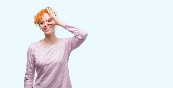 Junge Rothaarige Frau Tut Geste Mit Lächelnden Händen Augen Durch — Stockfoto