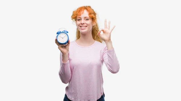 Jonge Roodharige Vrouw Met Wekker Doen Teken Met Vingers Uitstekende — Stockfoto