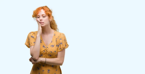 Mulher Ruiva Jovem Pensando Parecendo Cansado Entediado Com Problemas Depressão — Fotografia de Stock