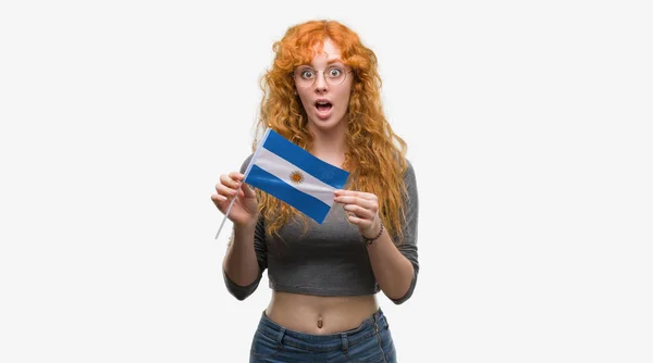 Jonge Roodharige Vrouw Met Vlag Van Argentinië Bang Schok Met — Stockfoto