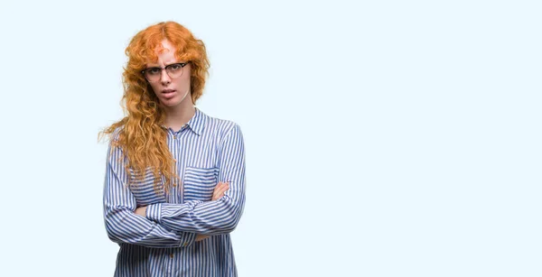 赤毛の若い公務員女性懐疑論者と組んだ腕で顔の神経 不賛成の式 否定的な人 — ストック写真