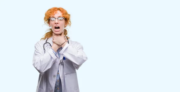 Giyen Genç Kızıl Saçlı Kadın Doktor Tekdüzen Bağırarak Çünkü Boğmak — Stok fotoğraf