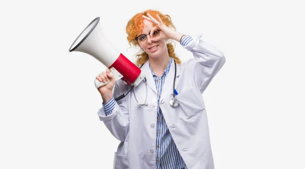 Jovem Médico Ruiva Mulher Segurando Megafone Com Rosto Feliz Sorrindo — Fotografia de Stock