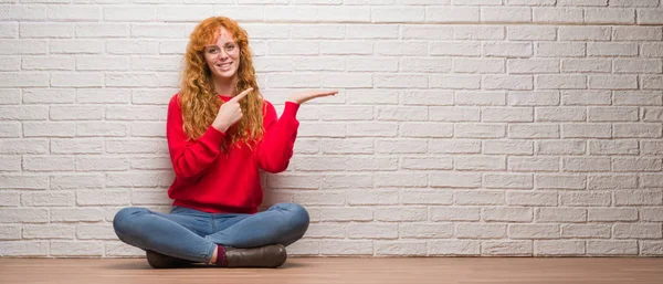 Junge Rothaarige Frau Sitzt Über Backsteinmauer Erstaunt Und Lächelt Die — Stockfoto