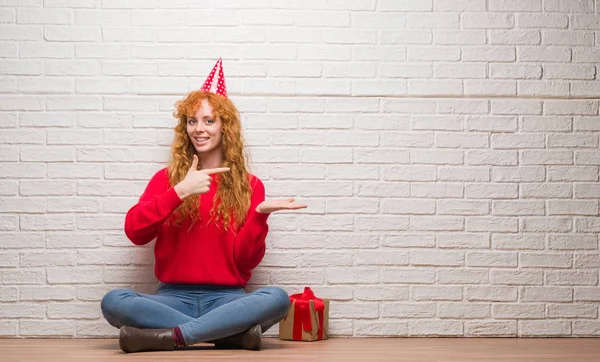 Junge Rothaarige Frau Sitzt Über Backsteinmauer Und Trägt Geburtstagshut Sehr — Stockfoto