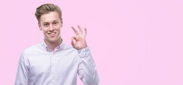 Junger Schöner Blonder Mann Tut Zeichen Mit Fingern Ausgezeichnetes Symbol — Stockfoto