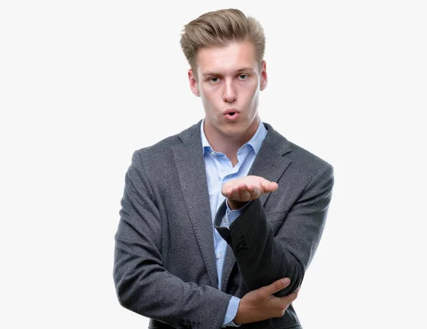 Młody Przystojny Biznes Blond Człowiek Patrząc Kamery Buziak Ręką Powietrzu — Zdjęcie stockowe