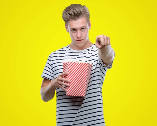 Ung Snygg Blond Man Äta Popcorn Pekar Med Fingret Till — Stockfoto