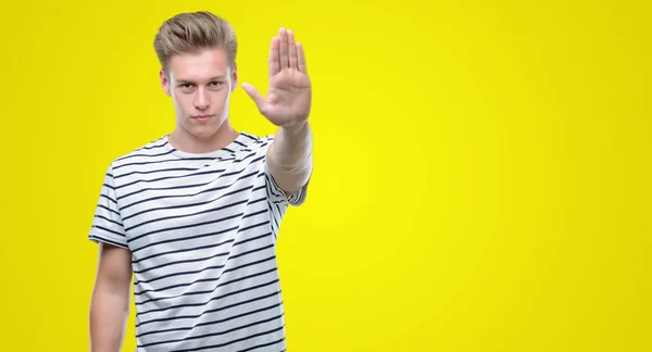 Ung Snygg Blond Man Klädd Randig Sailor Shirt Med Öppen — Stockfoto