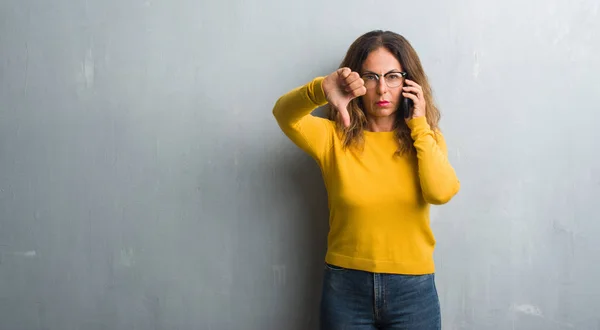 Mulher Hispânica Meia Idade Falando Telefone Com Cara Irritada Sinal — Fotografia de Stock