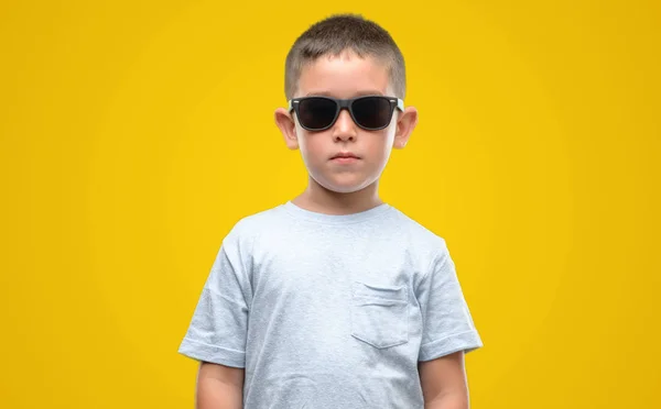 Ciemne Włosy Małego Dziecka Sobie Okulary Przeciwsłoneczne Pewnie Ekspresji Twarzy — Zdjęcie stockowe