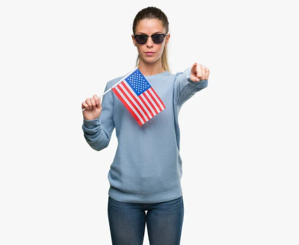 Mooie Jonge Vrouw Met Usa Vlag Met Vinger Wijzen Naar — Stockfoto