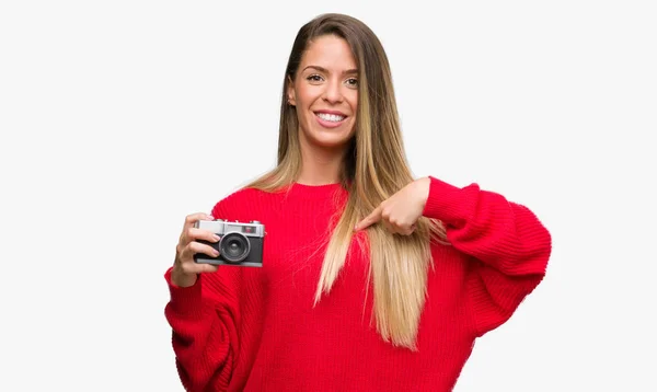 Bella Giovane Donna Possesso Fotocamera Vintage Con Faccia Sorpresa Puntando — Foto Stock