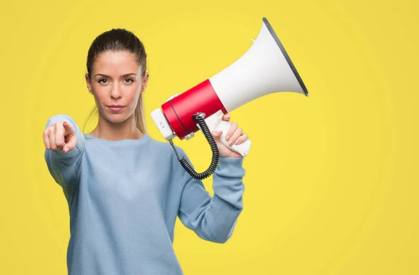 Mooie Jonge Vrouw Holding Megafoon Met Vinger Wijzen Naar Camera — Stockfoto