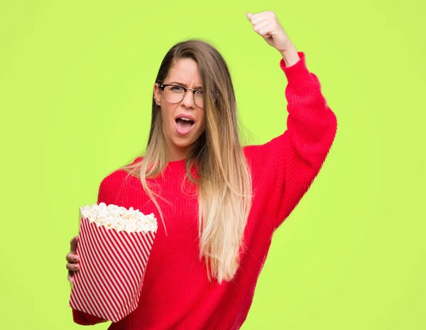 Bella Giovane Donna Mangiare Popcorn Infastidito Frustrato Gridando Con Rabbia — Foto Stock