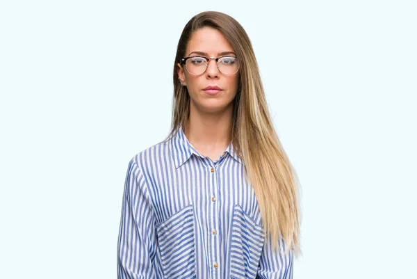 Hermosa Mujer Joven Con Camisa Elegante Gafas Con Expresión Seria —  Fotos de Stock