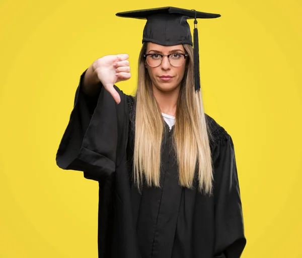 Belle Jeune Femme Portant Des Lunettes Robe Remise Des Diplômes — Photo