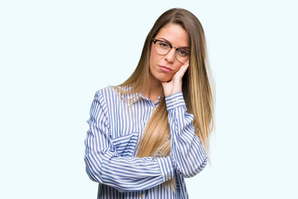 エレガントなシャツと見て考えて眼鏡を身に着けている美しい若い女性は疲れや 組んだ腕を持つうつ病問題に退屈 — ストック写真