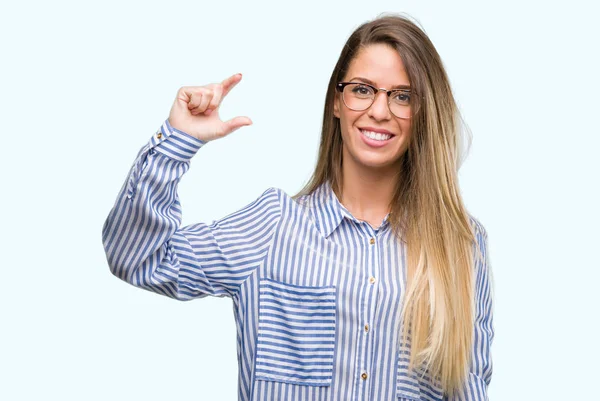 Mulher Bonita Vestindo Camisa Elegante Óculos Sorrindo Gestos Confiantes Com — Fotografia de Stock