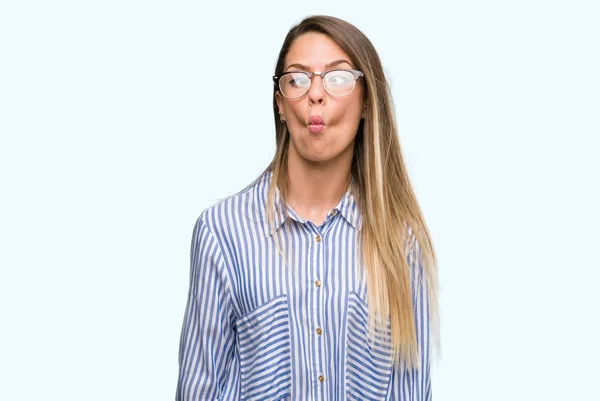 Hermosa Joven Con Camisa Elegante Gafas Haciendo Cara Pez Con — Foto de Stock