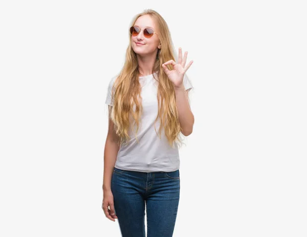 Blonde Teenager Frau Mit Sonnenbrille Tut Zeichen Mit Fingern Ausgezeichnetes — Stockfoto