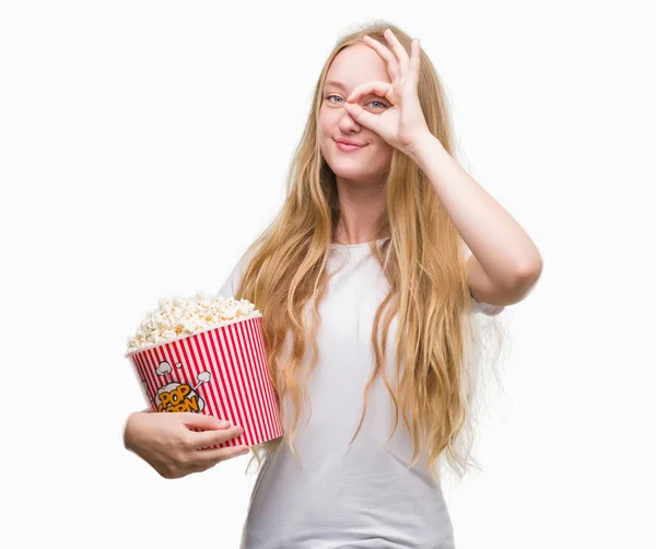 Blonde Tiener Vrouw Pop Corn Eten Met Blij Gezicht Lachend — Stockfoto