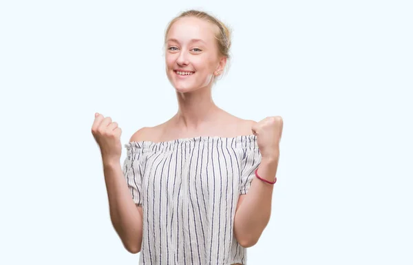 Mulher Adolescente Loira Vestindo Pão Gritando Orgulhoso Celebrando Vitória Sucesso — Fotografia de Stock