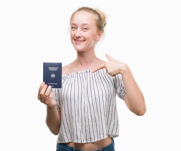 Rubia Adolescente Mujer Con Pasaporte Alemania Con Cara Sorpresa Señalando —  Fotos de Stock