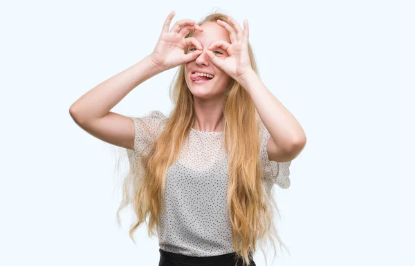 Mujer Adolescente Rubia Usando Una Camisa Lunares Haciendo Buen Gesto — Foto de Stock