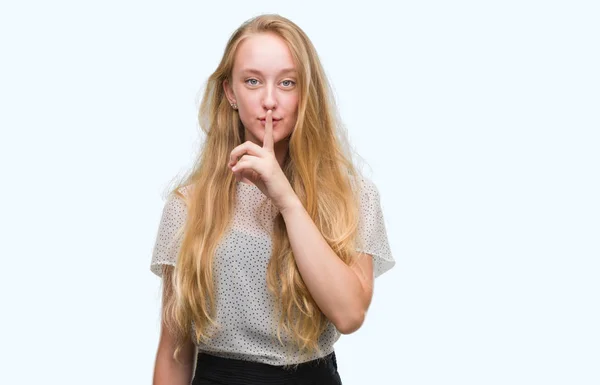 Blonde Teenagerin Maulwurfshemd Die Mit Dem Finger Auf Den Lippen — Stockfoto